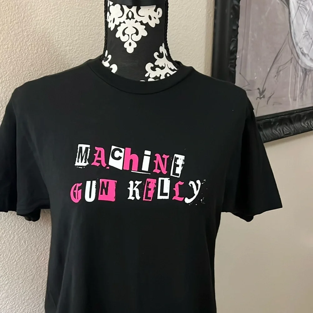 Machine Gun Kelly - Picture 1 of 5